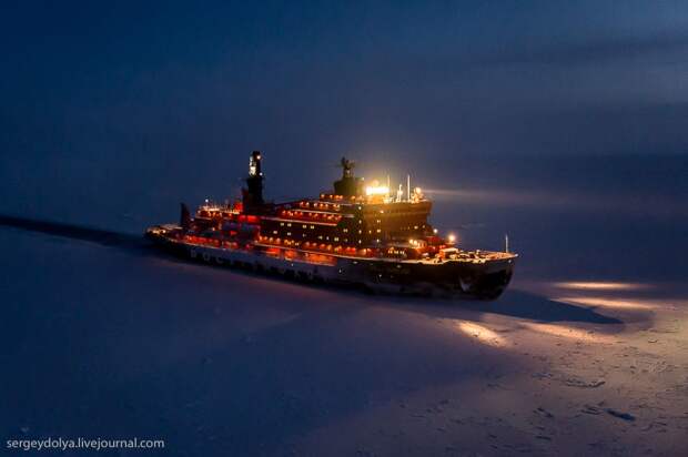northpole15 Уникальные фотографии ледокола с воздуха на Полюсе в условиях полярной ночи