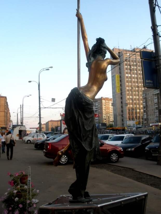 Памятник стриптизерше