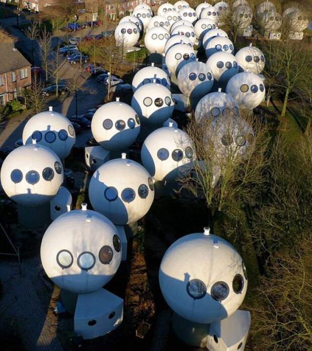 Жилые шары в Голландии