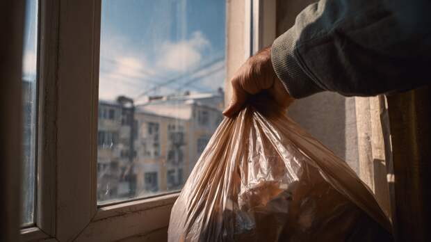 За выброс мусора из окна может грозить срок