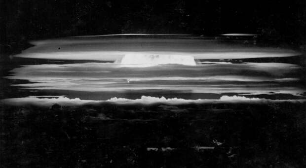 Гриб от взрыва водородной бомбы в ходе операции Redwing над атолле Бикини 20 мая 1956 года.