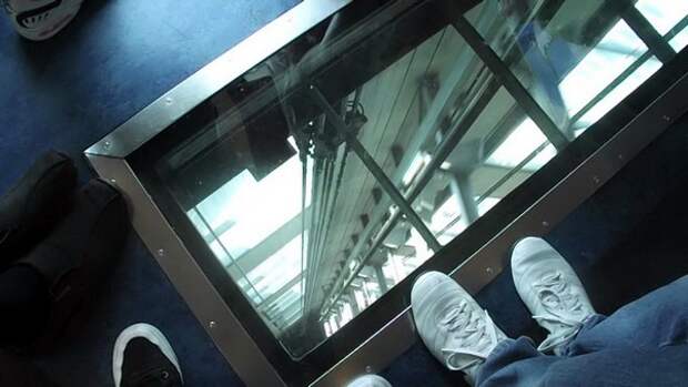 Стеклянный лифт башни Sky Tower в Окленде Стеклянный лифт башни Sky Tower в Окленде