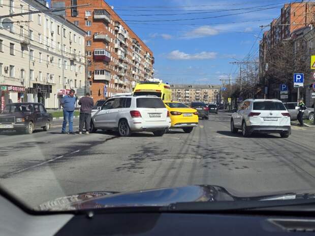 В Туле столкнулись Lada Vesta и Mercedes GLK, на месте машина скорой помощи