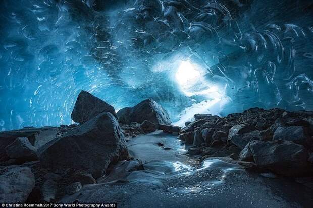 Ледяная пещера. Фотограф - Кристина Роэммелт Sony World Photography, Sony World Photography Awards 2017, фотоконкурс