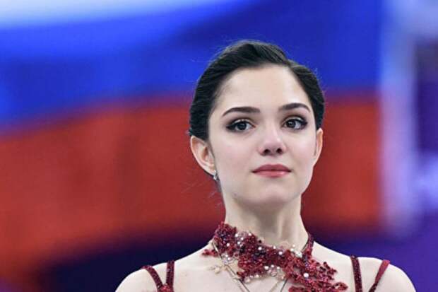 Медведева порадовала поклонников видео в красивом платье с декольте