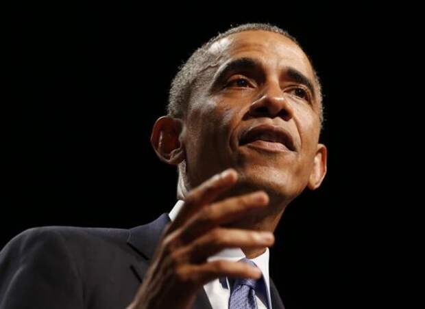 U.S. President Barack Obama gestures as he talks about the economy, in Cahn Auditorium at the Kellogg School of Management in Northwestern University in Evanston October 2, 2014. REUTERS/Larry Downing