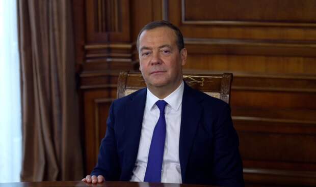 Медведев: ЕС может превратиться во враждебный военный альянс