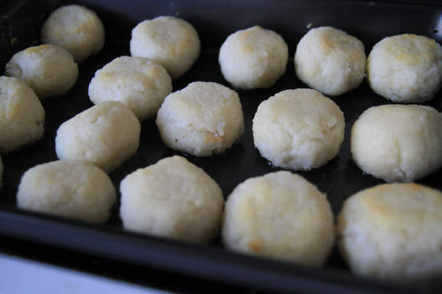 рисовые шарики с сырной начинкой только что из духовки