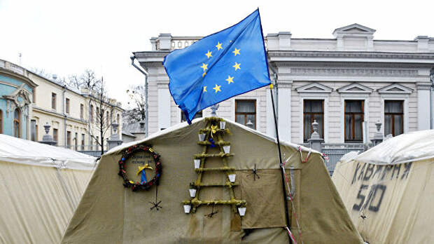 Флаг ЕС в палаточном городке у здания Верховной Рады в Киеве