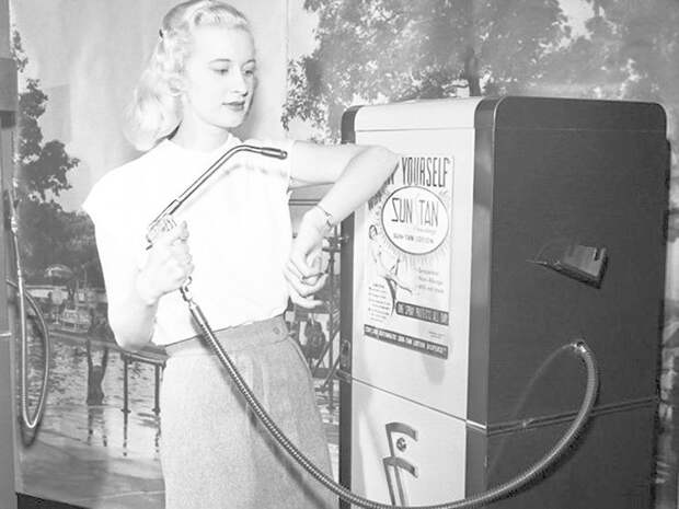 Вендинговый автомат для загара, 1930 год. Всего за 10 центов дамы могли покрыть себя загаром прямо на улице Историческая фотография, редкие фотографии, ретро фото, фото