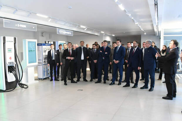 Алиханов, Решетников һәм Песошин Яшел Үзәндә берничә җитештерү объектында булды