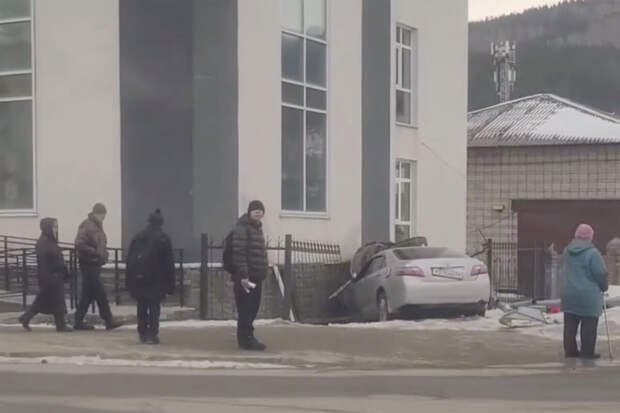 Девушка на машине врезалась в здание СК России в Горно-Алтайске