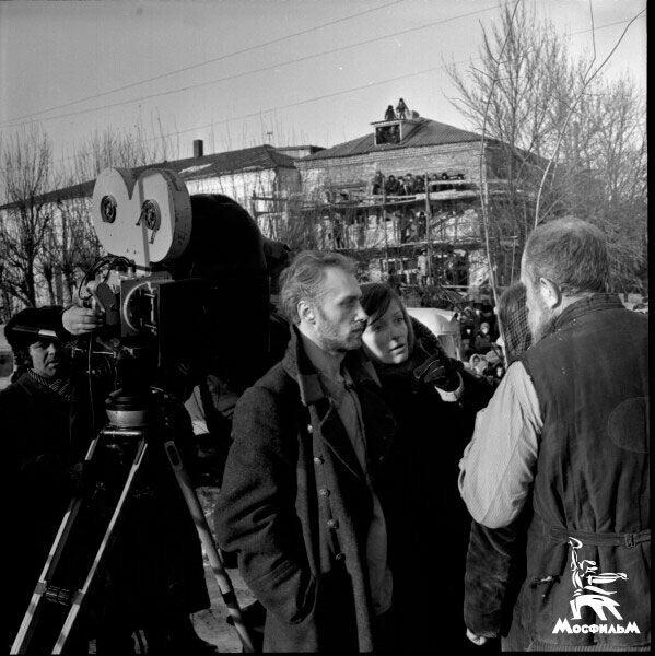 Лариса Шепитько и Борис Плотников на съёмках "Восхождения". Обратите внимание на зрителей на заднем плане Лариса Шепитько и Борис Плотников на съёмках "Восхождения". Обратите внимание на зрителей на заднем плане
