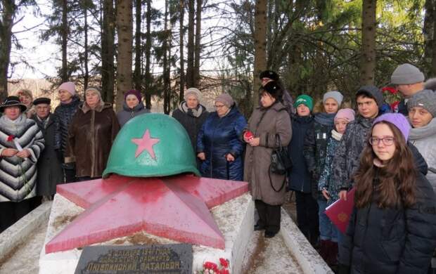 Ветераны завода и школьники у памятника бойцам Люблинского батальона, декабрь, 2019 год / Фото предоставлено музеем школы им. Ф.М.Достоевского