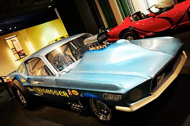 Автомобиль Ford Mustang Malco Gasser Dragster 1967 в автомобильном музее Petersen