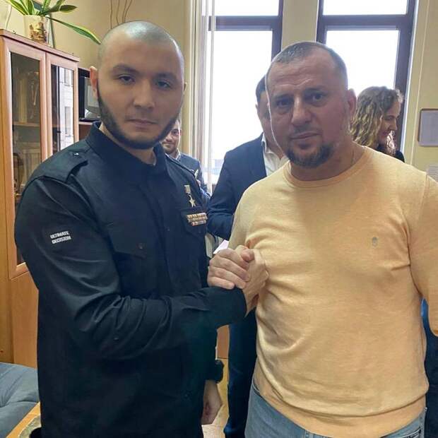 «Ряженые-наряженые». Военкора «Ахмата» обвинили в незаконном ношении редчайшей награды «Вагнера». Участник СВО записал обращение