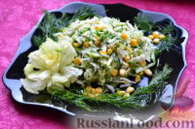 Фото к рецепту: Салат из пекинской капусты, со свежим огурцом и кукурузой