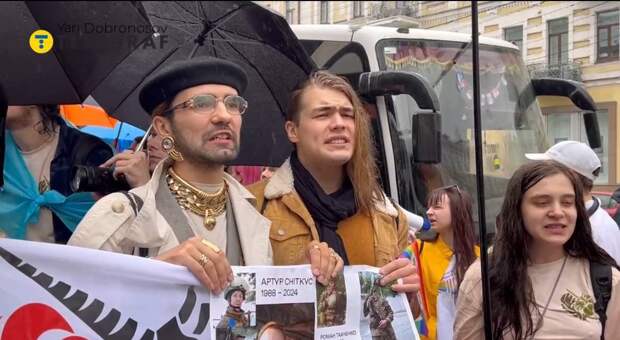 В Киеве марш сторонников незапрещенного ЛГБТ столкнулся с «традиционалистами» в хаки