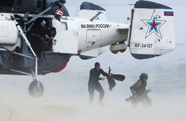 Морские пехотинцы Балтийского флота высаживаются с вертолета Ка-27 ПС на необорудованное побережье условного противника во время военных учений