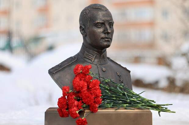 В облцентре открыли бюст Герою Российской Федерации Артему Иванову