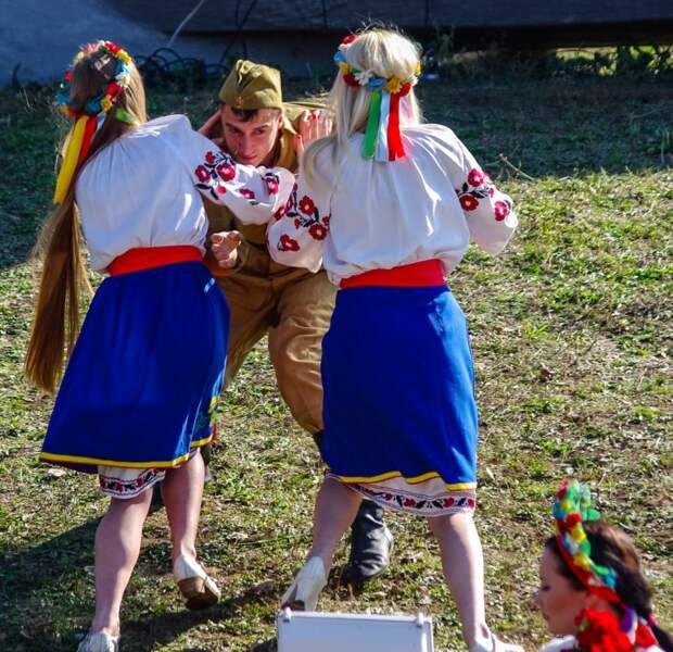 В день освобождения Запорожья власти инсценировали сцены изнасилования украинок советскими солдатами В день освобождения Запорожья власти инсценировали сцены изнасилования украинок советскими солдатами