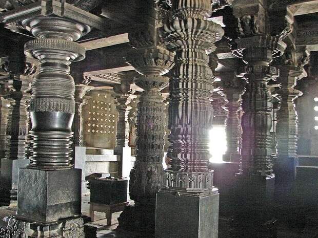 Столбы Храма Ченнакешава, Белур, Индия