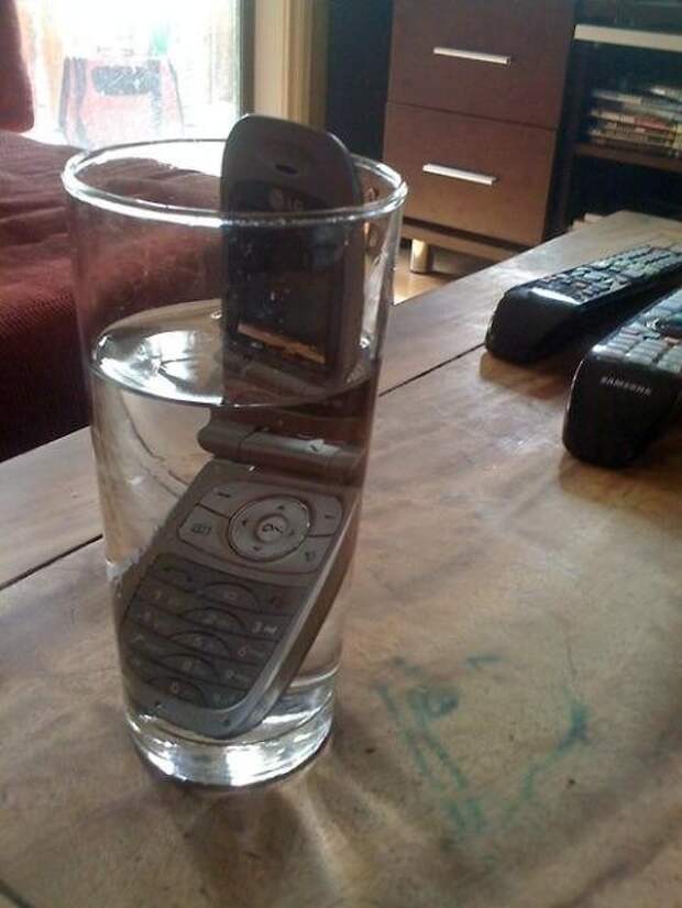 мобильный в стакане с водой