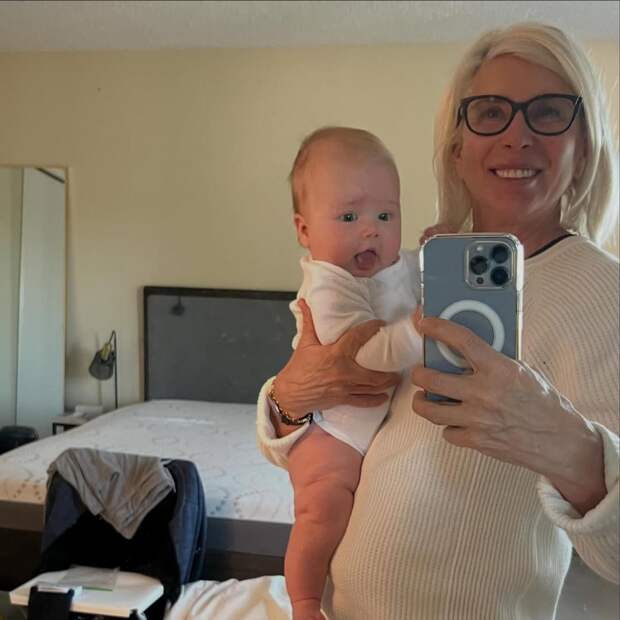 Алёна Свиридова впервые показала свою маленькую внучку: «Я ей пою колыбельные»
