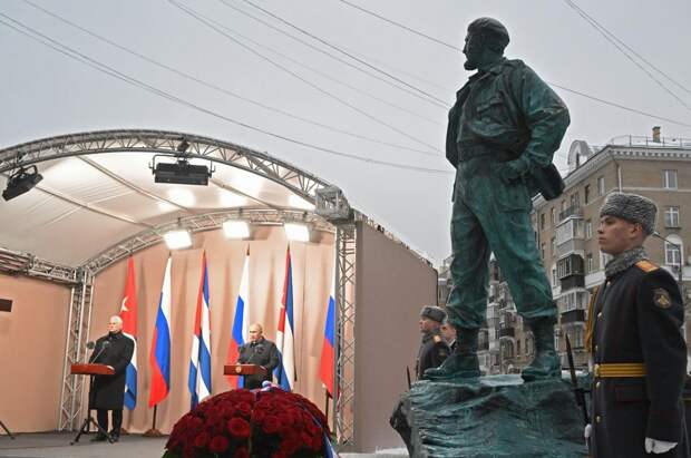 Открытие памятника Фиделю Кастро в Москве, Фото: Сергей Савостьянов, ТАСС\пресс-служба Кремля