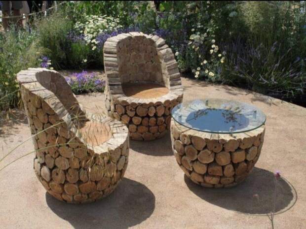 Большое количество деревянных срубов можно использовать для создания садовой мебели. 