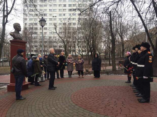Жители Южнопортового почтили память героев