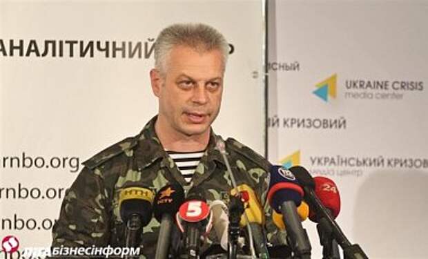 На месте обстрела переселенцев продолжаются активные бои - СНБО