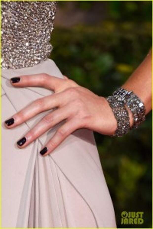 kate-beckinsale-brightens-up-the-golden-globes-2015-red-carpet-01