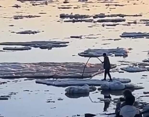 В Благовещенске парень на спор плавал на маленькой льдине по Амуру