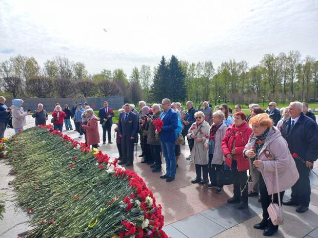 Нижегородские ветераны-блокадники возложили цветы к монументу «Мать-Родина»