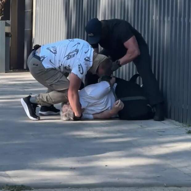 Мужчины в гражданском опрокинули россиянина на асфальт и попали на видео