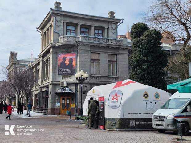 В центре Симферополя сегодня работает мобильный пункт отбора на военную службу по контракту