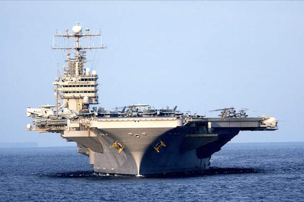 КСИР атаковал авианосец США «Авраам Линкольн» четырьмя ракетами