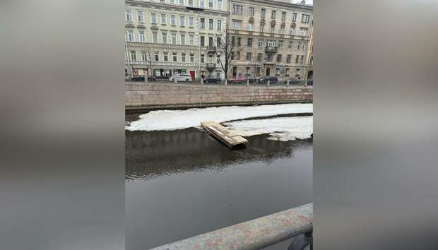 Лед тронулся: SUP-станция на Петроградке отправилась по Карповке в Неву