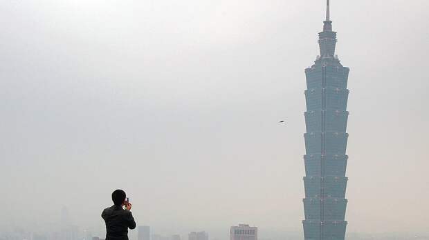 101-этажная башня Taipei 101, символизирующая обновление времени — офисный и развлекательный центр Тайбея. Повторяющиеся сегменты башни сравнивают со стеблем бамбука или архитектурным ритмом пагод, а ночью небоскреб напоминает свечу из-за особенностей иллюминации 