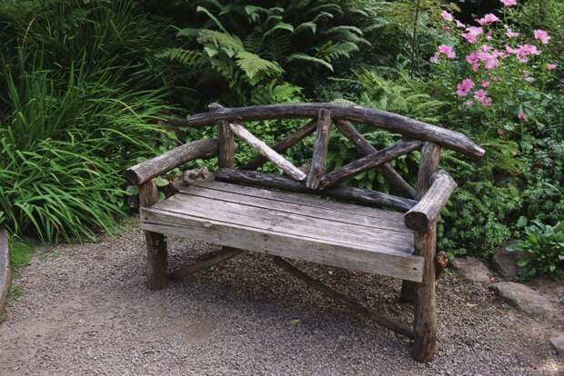 Имитация древности - отличное решение для деревянной скамейки на дачном участке. 