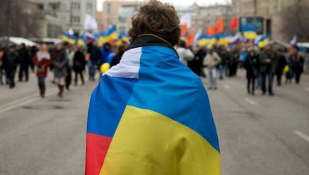 «Обнимемся, братья»: в центре Киева смельчаки устроили акцию с российским флагом (ВИДЕО)