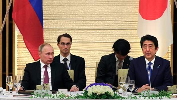 Президент РФ Владимир Путин и премьер-министр Японии Синдзо Абэ во время российско-японских переговоров в Токио. 16 декабря 2016