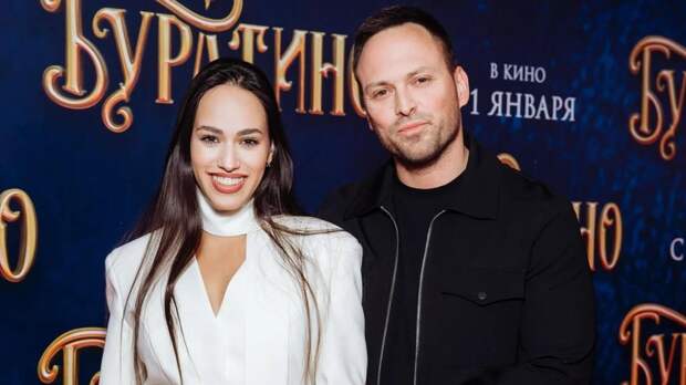 Николай Столяров и Вера Бонд впервые вышли в свет после объявления о беременности: видео Super