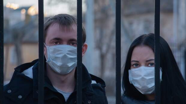 Привитым от COVID-19 американцам не разрешили снимать маски в транспорте