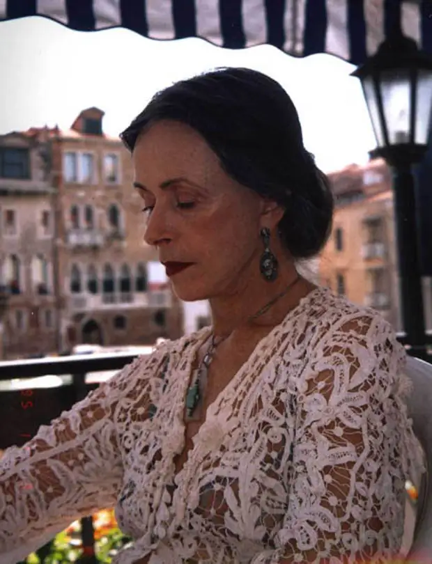 бабушка брюнетка. модная бабушка. пожилая еврейка. стильная бабушка брюнетка. ари сет коэн (ari seth cohen).