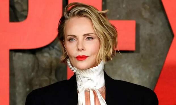 Голая грудь и красная помада: Шарлиз Терон затмила всех на премьере фильма «Вершина» в Нью-Йорке