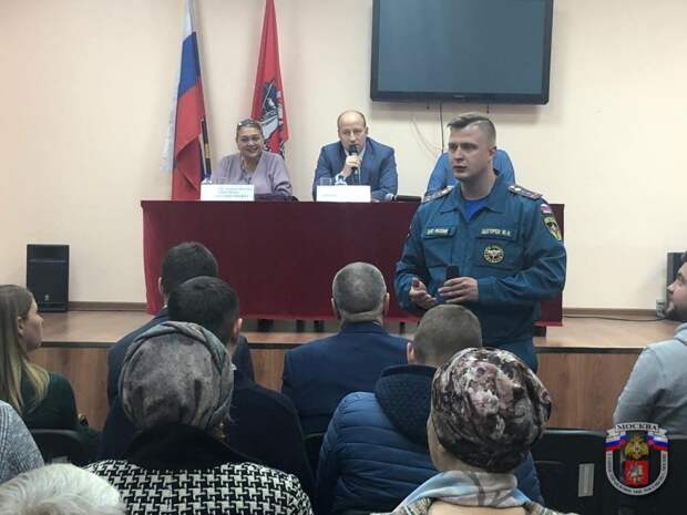 Сотрудники МЧС провели профилактические беседы с жителями. Фото: Пресс-служба Управления по ВАО ГУ МЧС России по г. Москве