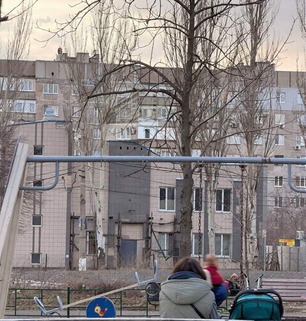 Минус одна секция качелей на детской площадке в центре Гвардейки.