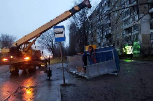 В Саратове из-за сильного ветра продолжают падать остановки